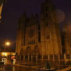 La Catedral de León sin iluminación en una de las jornadas de La hora del planeta.