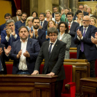 El presidente de la Generalitat, Carles Puigdemont, ayer, tras finalizar su discurso ante el pleno del Parlament catalán. QUIQUE GARCÍA