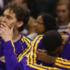 Pau Gasol y Earl Clark, abatidos, en los minutos finales del partido.