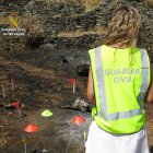 Una agente de la Guardia Civil recoge pruebas. GUARDIA CIVIL