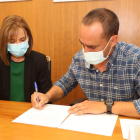 Flor Álvarez Taboada y Joaquín Garnica, durante la firma de convenio de colaboración. L. DE LA MATA