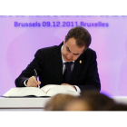 El jefe del Gobierno español en funciones, Jose Luis Rodríguez Zapatero, asiste a la ceremonia en la que la Unión Europea (UE) y Croacia firmaron el tratado de adhesión, en Bruselas,