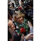 Esperanza Aguirre rodeada de periodistas.