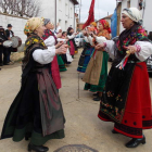 Las mujeres del pueblo bailan para honrar a la Virgen a la entrada del templo.