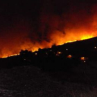 Imagen del incendio del sábado en Anllares, muy cerca de las viviendas del pueblo.