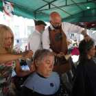 Los peluqueros durante el corte de pelo solidario celebrado en León.