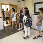 Alumnos esperando ayer a matricularse. F. OTERO PERANDONES
