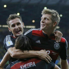Sami Khedira, Miroslav Klose y Toni Kroos celebran un gol de Alemania.