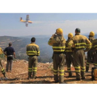 Miembros de una brigada contra incendios en un fuego forestal.