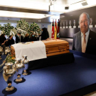 Familiares y allegados en la capilla ardiente de Francisco Gento en el palco de honor del Bernabéu. ZIPI