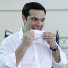Alexis Tsipras ha madrugado para votar en el referéndum de Grecia.