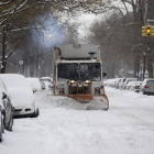 Una máquina quitanieves trabaja en una calle de Nueva York, Estados Unidos