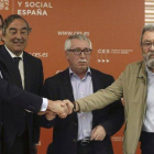 Los secretarios generales de CCOO y UGT, Ignacio Fernández Toxo y Cándido Méndez (d), y los presidentes de CEOE y Cepyme, Juan Rosell y Antonio Garamendi, tras firmar el tercer Acuerdo para el Empleo y la Negociación Colectiva.