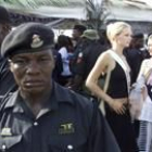 Soldados del ejército escoltan a dos de las participantes en el concurso de Miss Mundo