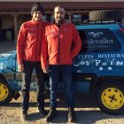 Nico junto a su hijo Álex delante del Fiat Panda con el que participarán en el raid por Marruecos. DL