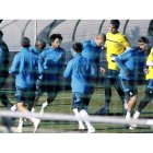 Los jugadores del Real Madrid se ejercitan hoy en la ciudad deportiva de Valdebebas antes de partir hacia Ponferrada. La expedición blanca tiene prevista su llegada a la capital berciana a última hora de la tarde.