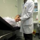 Un médico examina a una paciente, en una imagen de archivo