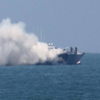Imagen de la embarcación militar tras el impacto del misil este jueves.