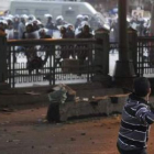 Un manifestante egipcio se enfrenta a las fuerzas policiales durante una protesta en El Cairo.