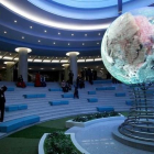 Un visitante toma fotos de un modelo de globo terrestre en el complejo Sci Tech de Pionyang, este miércoles.