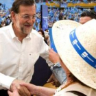 Rajoy saluda a una simpatizante en Zaragoza.