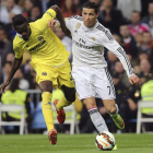 Cristiano Ronaldo intenta llevarse el balón ante el acoso del defensor costamarfileño del Villarreal, Eric Bertrand Bailly.