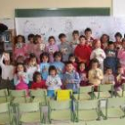 Los niños del CRA de Bustillo junto a Lolo (izquierda) y Juárez (derecha)