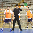 Leonardo Almeida y Matej Asanin, en primer plano, durante un entrenamiento del Ademar.
