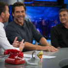 Pablo Motos, con Javier Bardem y Eduard Fernández en El hormiguero.