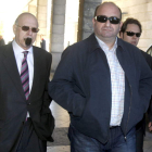Trujillo, en primer plano, el chófer que compró cocaína con las ayudas. JUAN FERRERAS