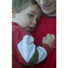 Iván, el último niño nacido en Escobar de Campos, en los brazos de su madre