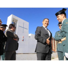 Los ediles Martínez Potes y Tino Morán, junto al alcalde y el teniente Cadenas, en la iglesia de La Rosaleda.