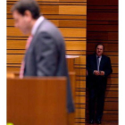 Juan Vicente Herrera observa la intervención del portavoz popular, Fernández Carriedo.