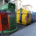 Contenedores de reciclaje en una céntrica calle de León.