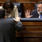 El presidente del Gobierno, Mariano Rajoy, saluda al diputado del PNV Aitor Esteban.