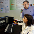 El reumatólogo Manuel Martín Martínez y Trinidad Sandoval, jefa de servicio de Reumatología del Hospital de León, analizan unas imágenes del hueso.