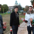 Sólo un pequeño grupo de jóvenes se decidió a hacer el botellón en el Campus.