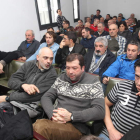 Trabajadores asistentes a la asamblea celebrada ayer, durante la rueda de prensa posterior.