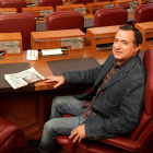 Alejandro Valderas, sentado en su escaño, del hemiciclo de las Cortes de Castilla y León.