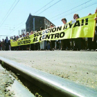 Una de las manifestaciones en 1999 para solucionar el paso a nivel del Crucero.