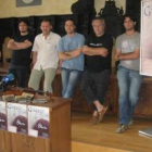 El grupo y el edil en la presentación del trabajo.