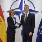 La ministra de Defensa, De Cospedal, saluda al secretario general de la Otan, Jens Stoltenberg. EFE