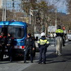 Patrullas de Mossos y de la Guardia Urbana en la confluencia del paseo de Gràcia con Provença.