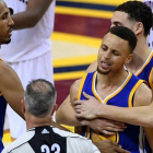 El base de los Warriors, Stephen Curry, se encara con un árbitro durante el sexto partido de la final de la NBA