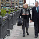 El candidato del PP, Antonio Silván, en el paseo diario con su madre, María Teresa Rodríguez, por el puente de los leones. RAMIRO