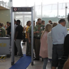 Vigilantes de Eulen en el control de seguridad de El Prat, este viernes.