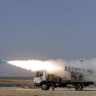 Un misil tipo Nasr parte desde una lanzadera del Ejército iraní cerca del estrecho de Ormuz.