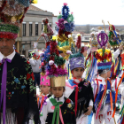 Los extraños personajes procedentes de los Antruejos de distintos puntos del Noroeste español recorrieron las calles de Astorga. MARCIANO PÉREZ