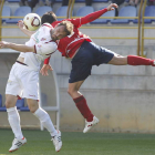 Joshua, a la izquierda, trata de hacerse con el balón ante el acoso del visitante Fini.