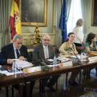 Montoro (centro), junto al secretario de Estado de Administraciones Públicas, Antonio Beteta (segundo por la izquierda), y la secretaria de Estado de Presupuestos, Marta Fernández Currás (cuarta por la izquierda), el pasado día 9.